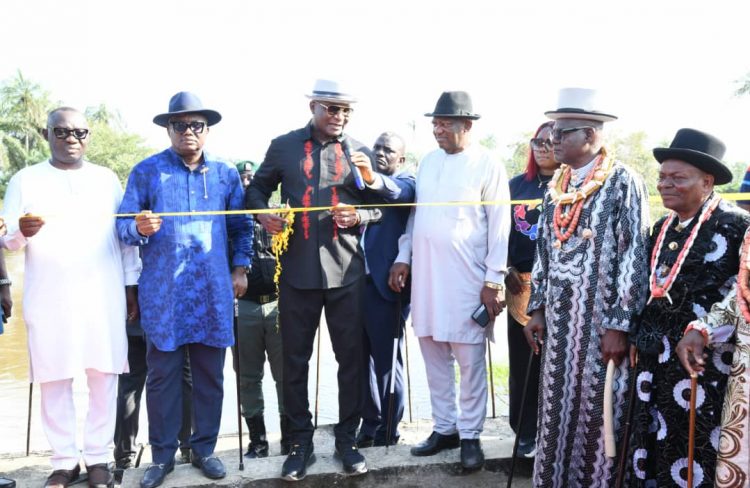 The NDDC Managing Director, Dr. Samuel Ogbuku (middle) cutting the tap to flag-off channelisation of the Kolo Creek at Okarki, Ahoada West LGA, Rivers State, supported by the NDDC Executive Director Projects, Sir Victor Antai (2nd left); the Bayelsa State Representative on the NDDC Board, Senator Denyanbofa Dimaro; the Technical Adviser to the Governor Duoye Diri on NDDC matters, Mr. Kuro Matthias Nyenye (1st left).
Others are the Obanobhan of Emeyal Kingdom, King David Amakiri (2nd right) and the Traditional Ruler of Okarki, King Elijah Harry Aduan.